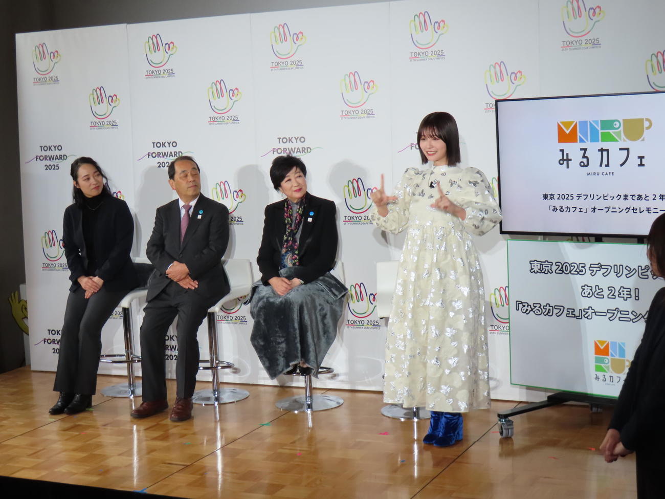 東京2025デフリンピック応援アンバサダーに就任し、手話を使ってあいさつする長濱ねる（右）。左から3人目は小池百合子東京都知事（撮影・横山慧）