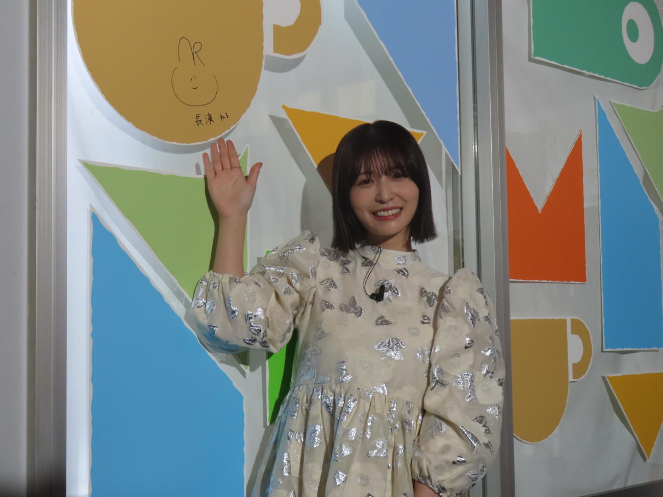 東京2025デフリンピック応援アンバサダーに就任し「みるカフェ」にサインを書いた長濱ねる（撮影・横山慧）