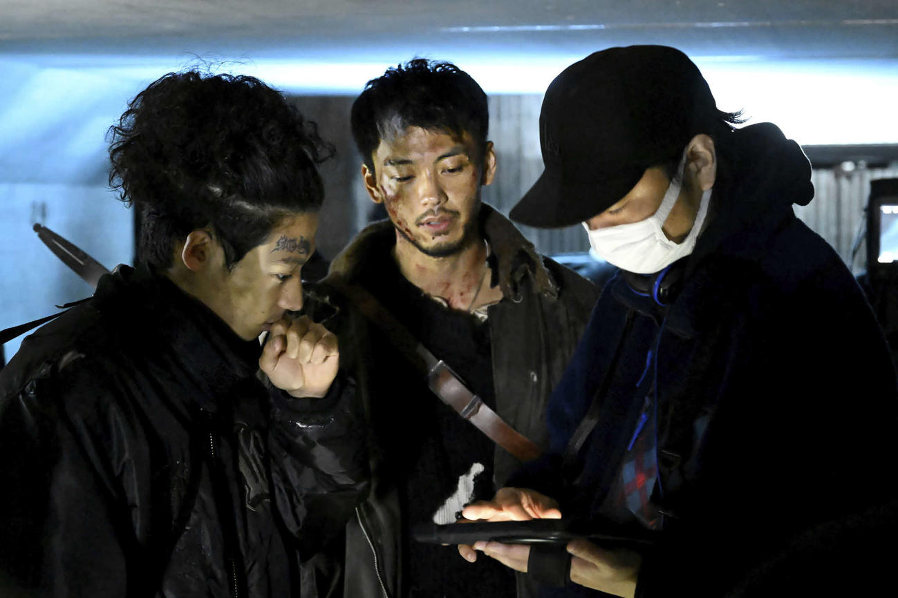 竹内涼真（中央）と初共演した橘優輝（左）（C）2024「君と世界が終わる日に」製作委員会