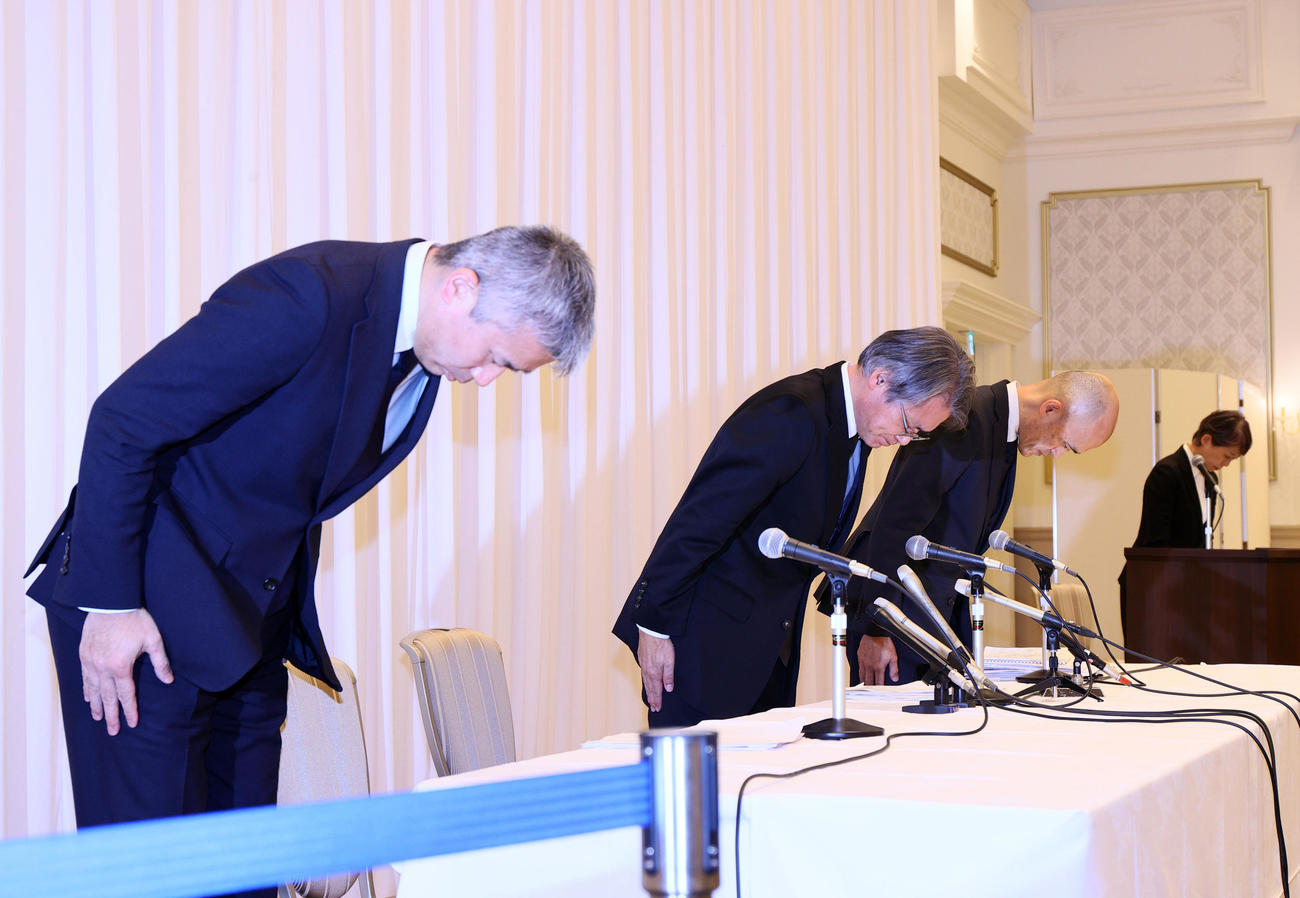 謝罪する宝塚歌劇団の、左から井場制作部長、木場理事長、村上専務理事（撮影・上山淳一）