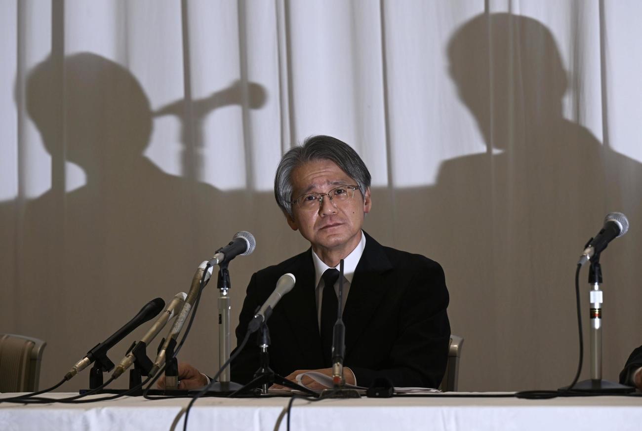 記者会見する宝塚歌劇団の木場健之理事長（共同）