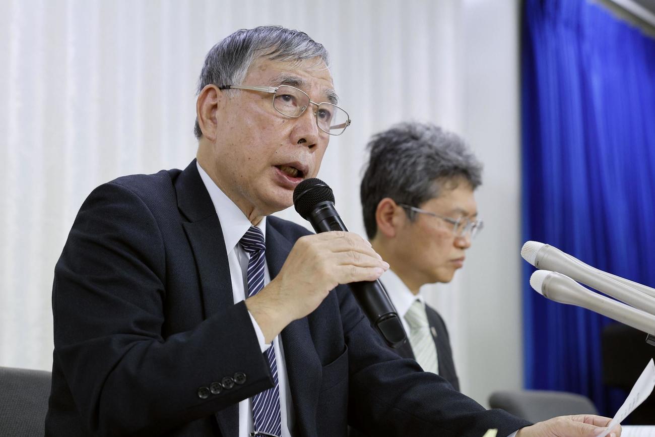 記者会見する遺族代理人の川人博弁護士（左）（共同）
