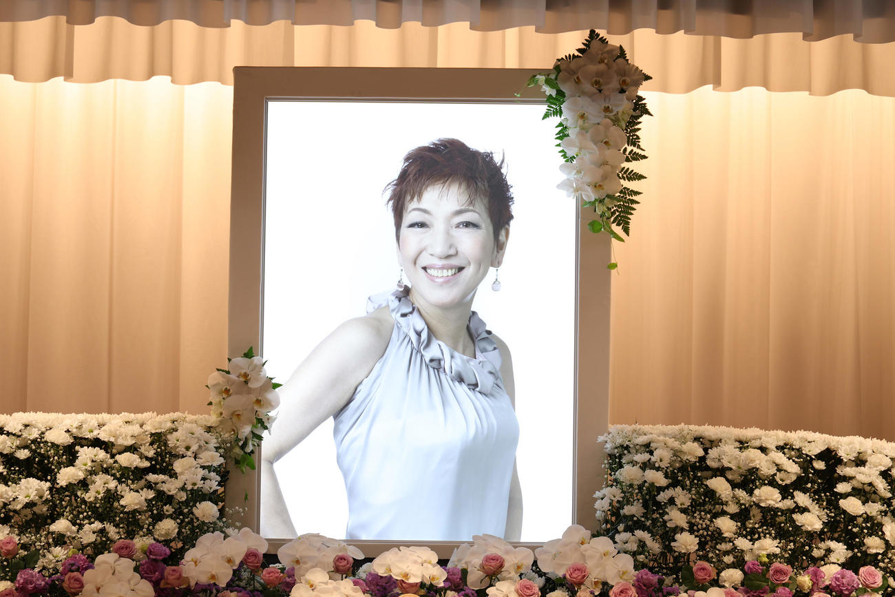 祭壇に飾られた大橋純子さんの遺影（撮影・中島郁夫）