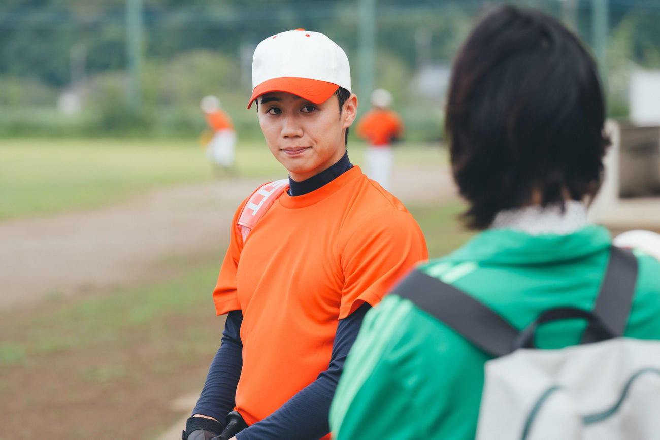 TBS系ドラマ「下剋上球児」に出演する柳谷参助のシーン写真。右は黒木華