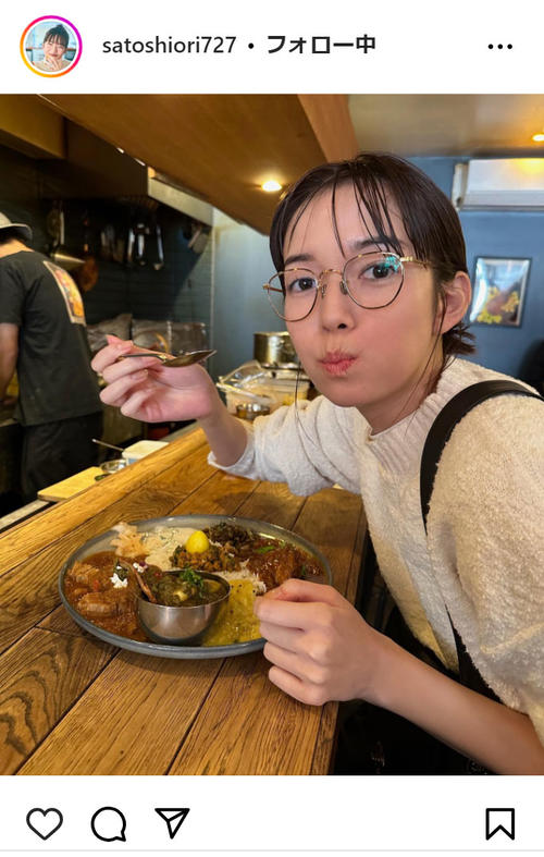 佐藤栞里、メガネ姿でもぐもぐカレー 頬ばる「栞里ちゃんが食べるもの