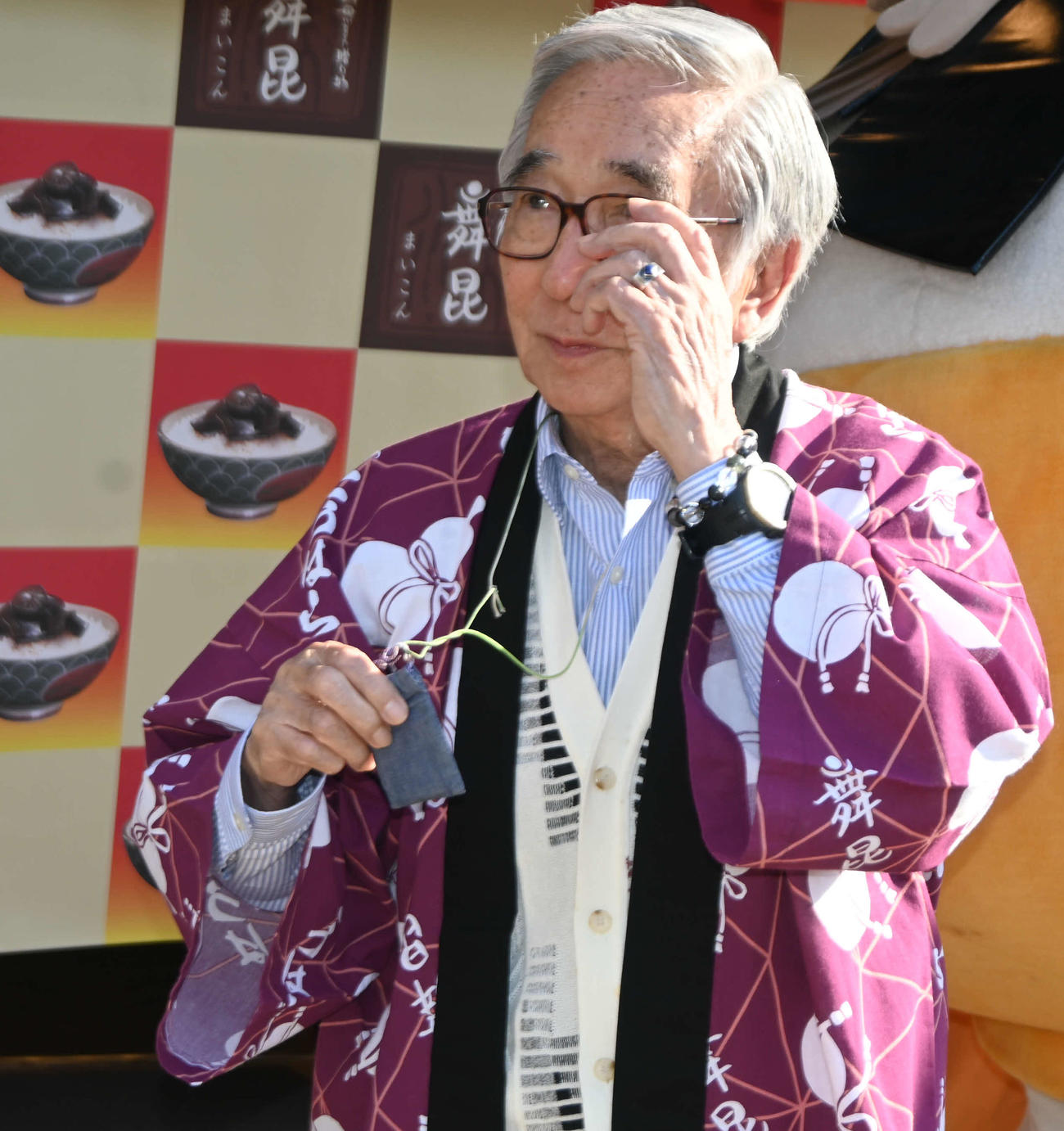 「健康長寿」を支えてくれている故渥美清さんからもらった「お守り」を見せる大村崑（撮影・松浦隆司）