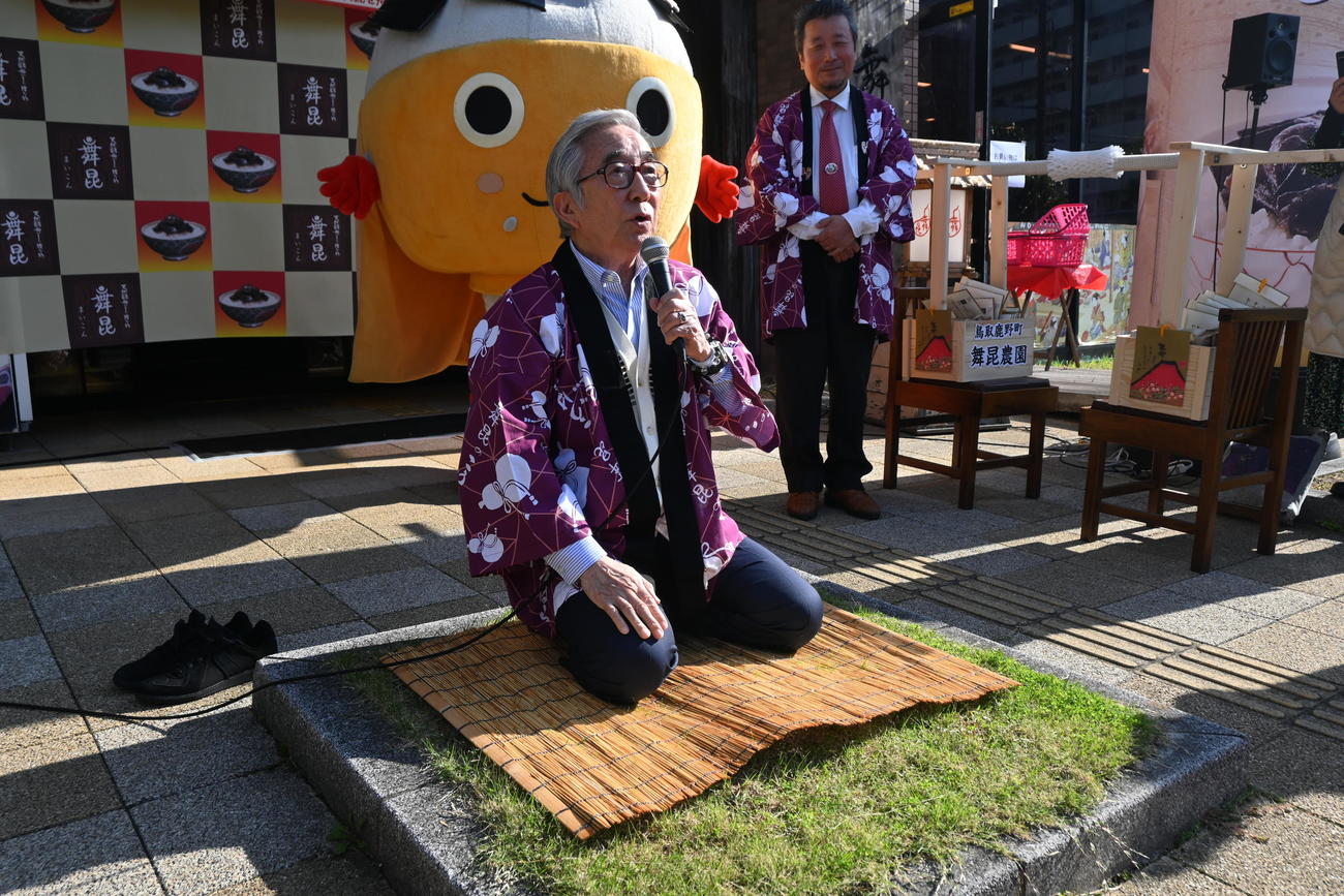 正座の発声トレーニングを披露した大村崑（撮影・松浦隆司）
