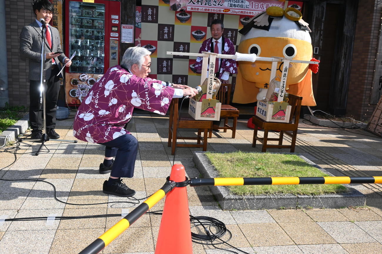 正しいスクワットのやり方を“実践披露”した大村崑（撮影・松浦隆司）