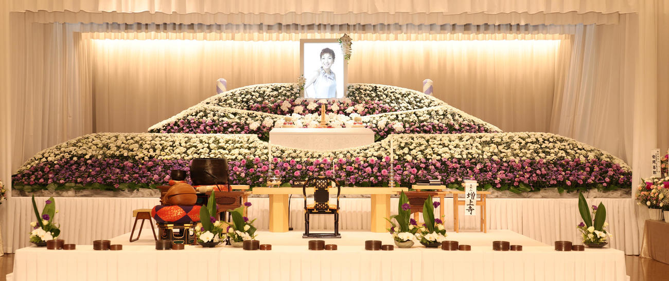 遺影が飾られた大橋純子さんの祭壇（撮影・中島郁夫）