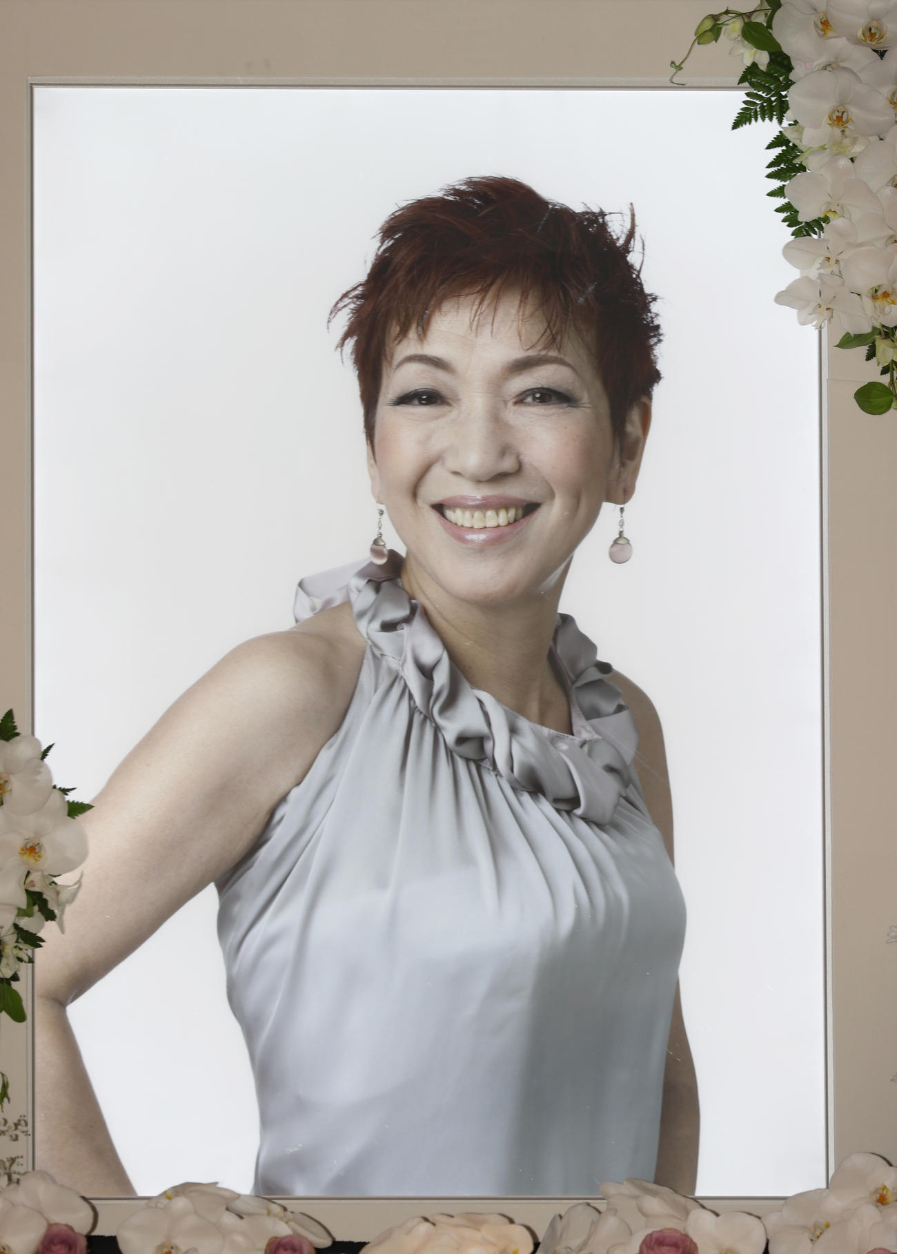 祭壇に飾られた大橋純子さんの遺影（撮影・中島郁夫）