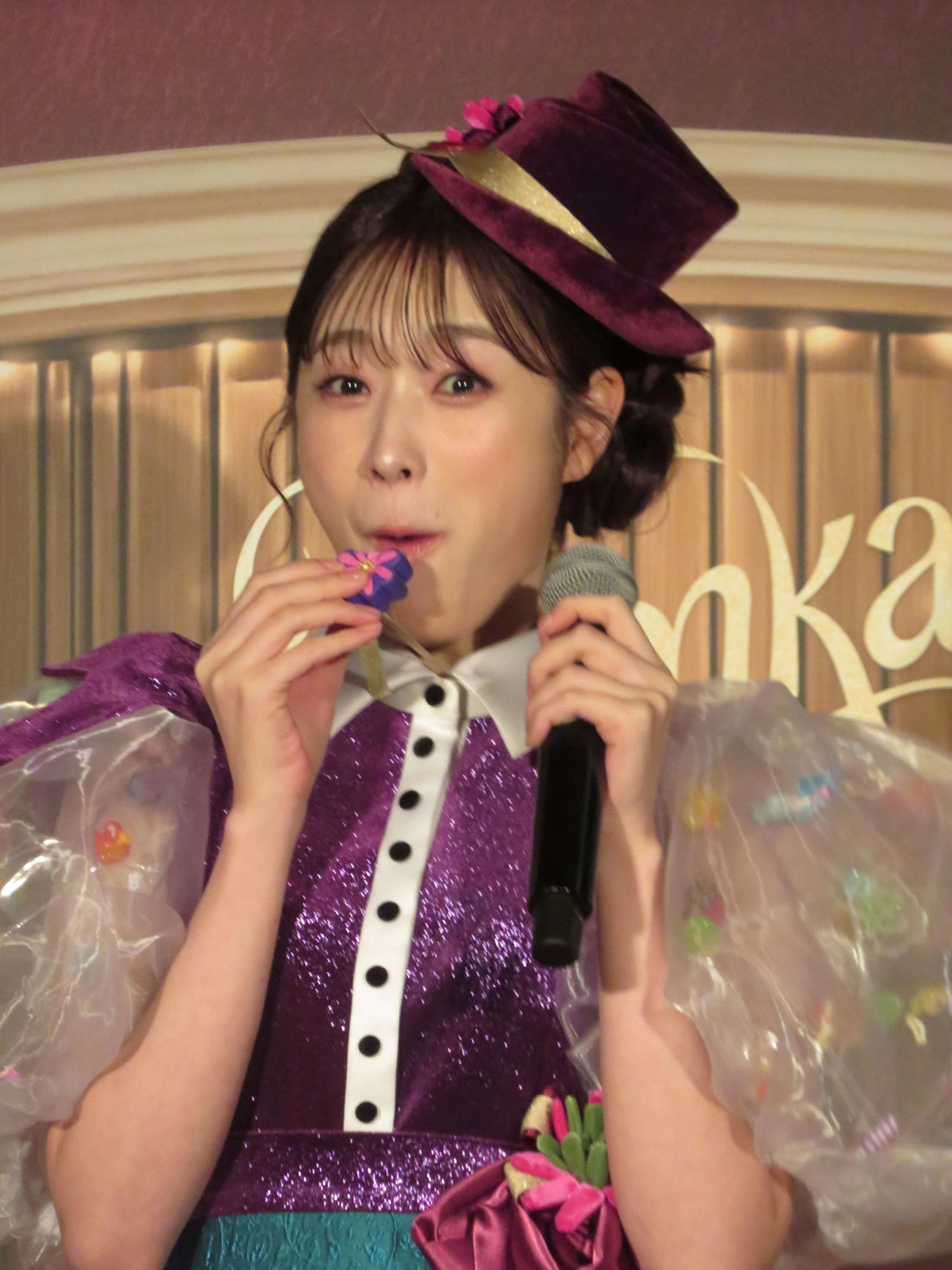 「ウォンカとチョコレート工場のはじまり」ウォンカのチョコレートツリー点灯式でチョコレートのネックレスにかじりつく高橋ひかる（撮影・村上幸将）