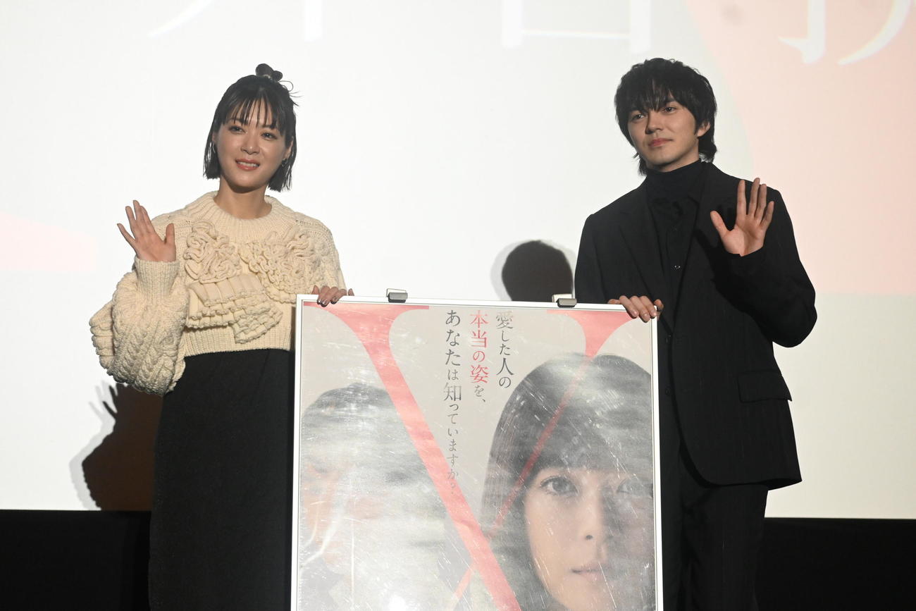 舞台あいさつに登壇した上野樹里（左）と林遣都（撮影・松浦隆司）