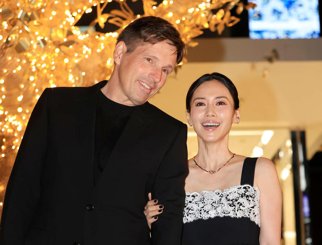 「ディオールホリデーポップアッププレビュー」で仲むつまじい様子の中谷美紀、ティロ・フェヒナー夫妻（撮影・浅見桂子）