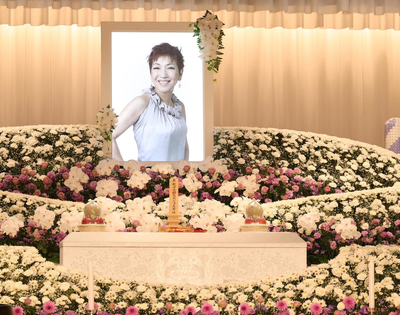 祭壇に飾られた大橋純子さんの遺影（2023年11月15日撮影）