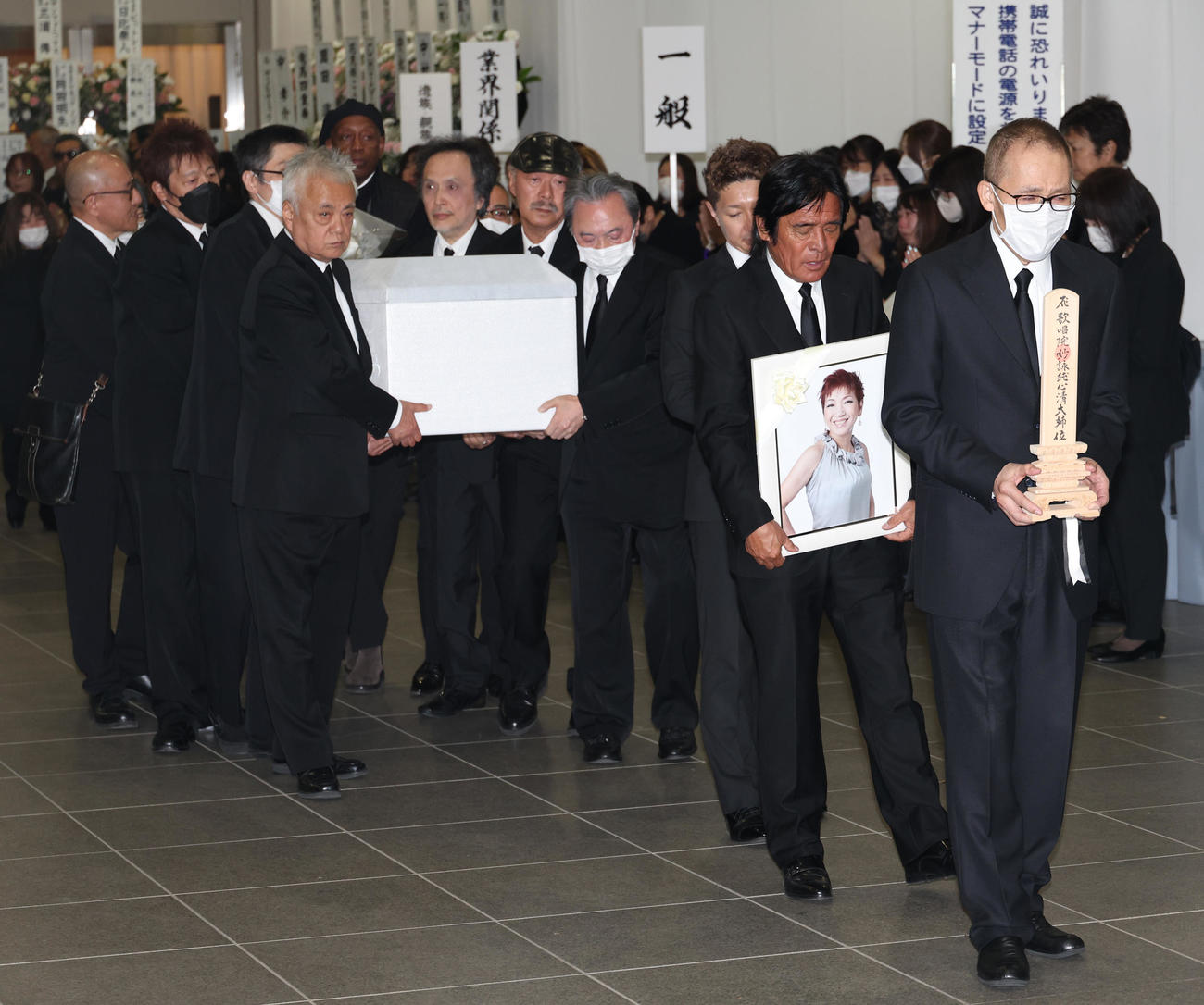 右から夫・佐藤健氏、遺影を持つ松崎しげるの先導で運ばれる大橋純子さんの棺（撮影・中島郁夫）