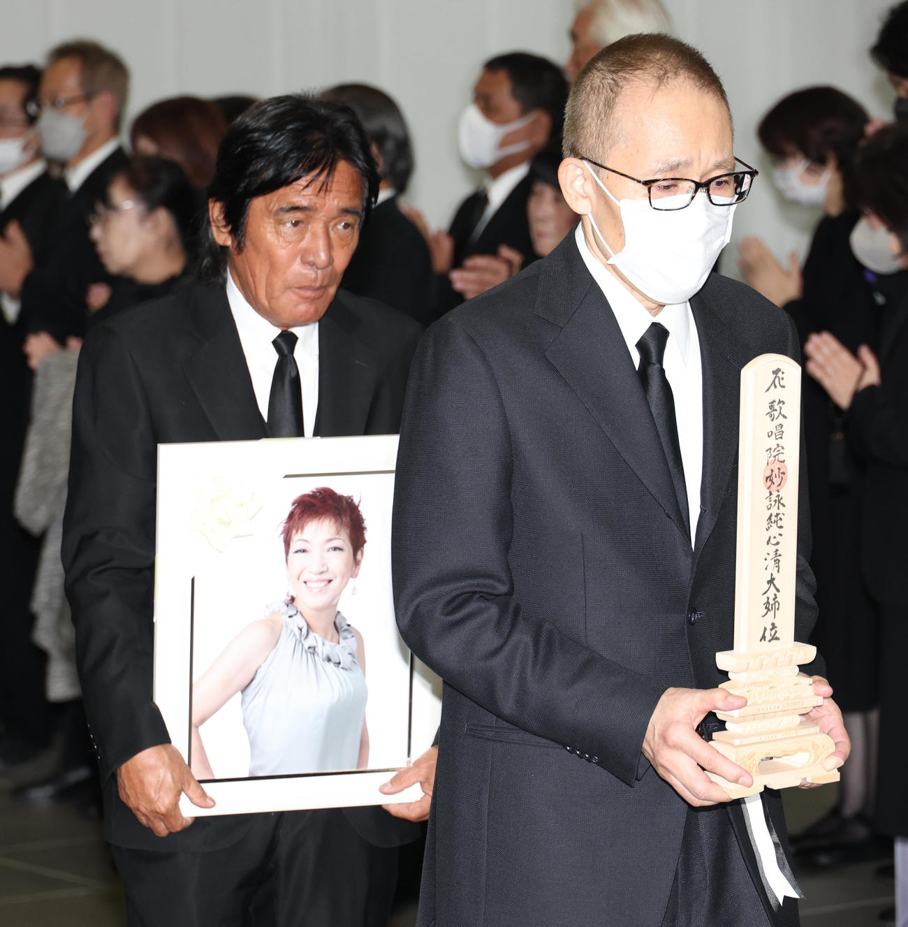 夫・佐藤健氏（右）と遺影を持つ松崎しげる（撮影・中島郁夫）