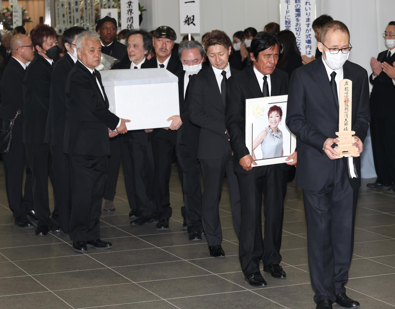 右から夫・佐藤健氏、遺影を持つ松崎しげるの先導で運ばれる大橋純子さんの棺（撮影・中島郁夫）