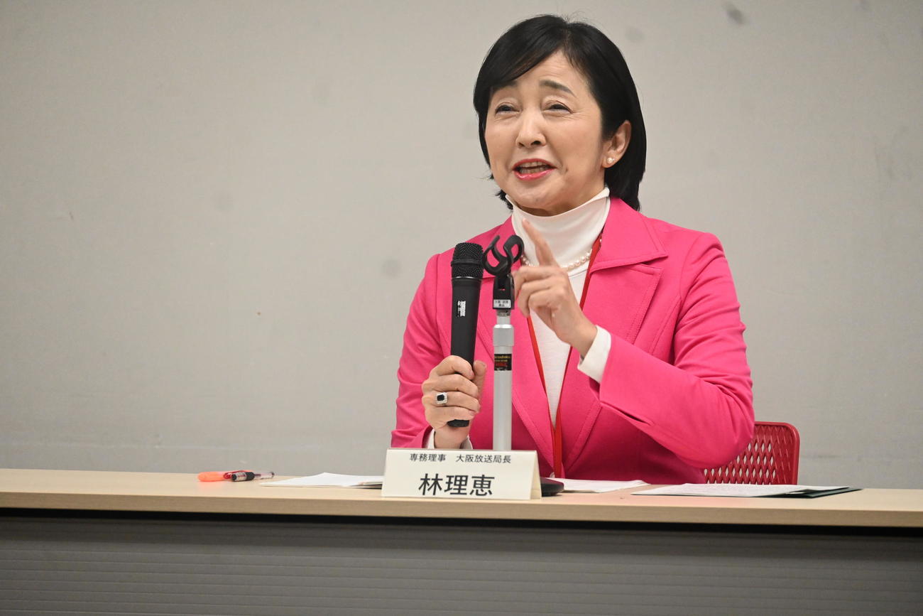 定例会見を行ったNHK大阪放送局の林理恵局長（撮影・松浦隆司）