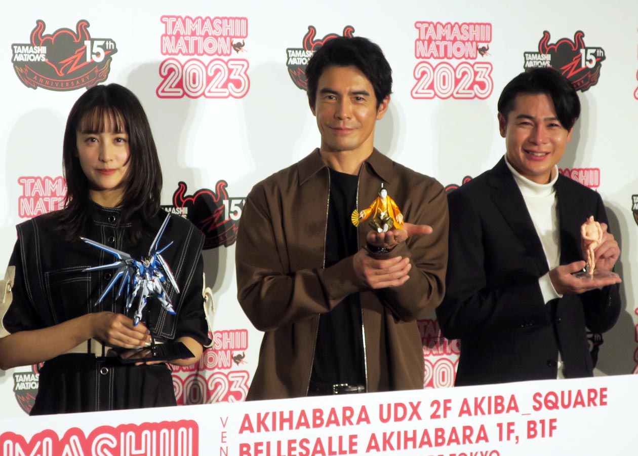 オープニングセレモニーで笑顔を見せる、左から山本美月、伊藤英明、吉村崇