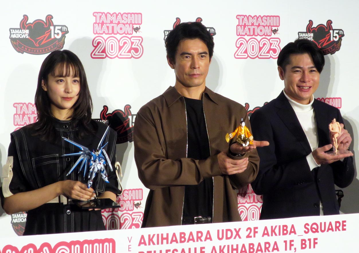 「TAMASHII NATION 2023」オープニングセレモニーで。左から、山本美月、伊藤英明、吉村崇