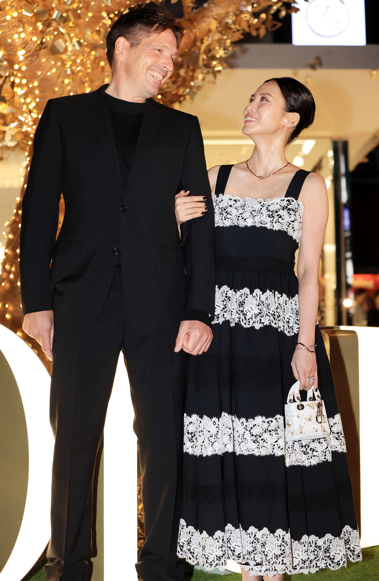 「ディオールホリデーポップアッププレビュー」で仲むつまじい様子の中谷美紀、ティロ・フェヒナー夫妻（撮影・浅見桂子）