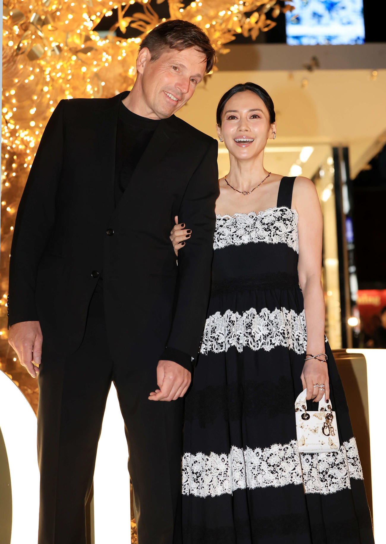 「ディオールホリデーポップアッププレビュー」で仲むつまじい様子の中谷美紀、ティロ・フェヒナー夫妻（撮影・浅見桂子）