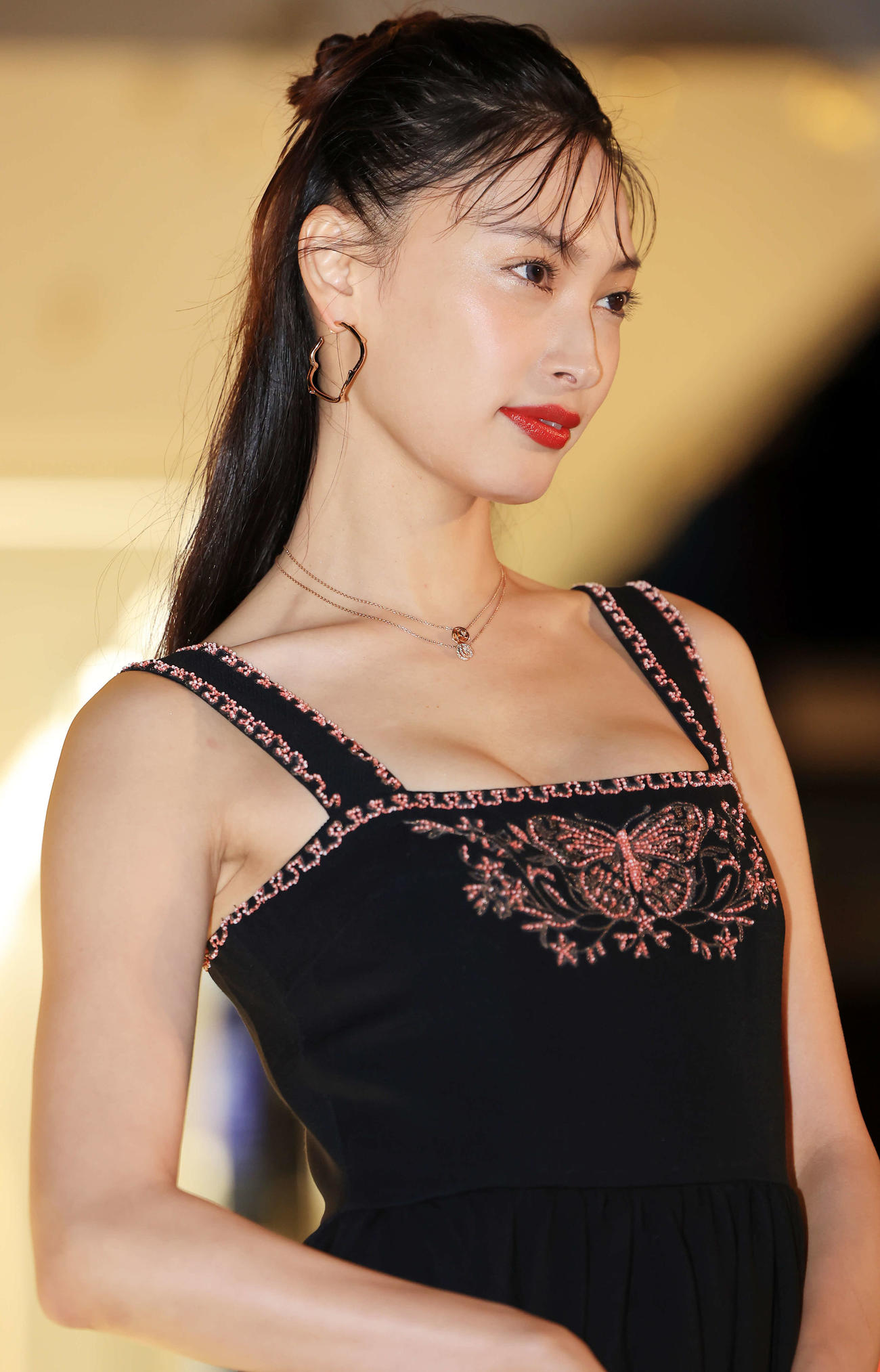 「ディオールホリデーポップアッププレビュー」でポーズをとる大政絢（撮影・浅見桂子）
