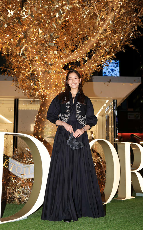 「ディオールホリデーポップアッププレビュー」でポーズをとる新木優子（撮影・浅見桂子）