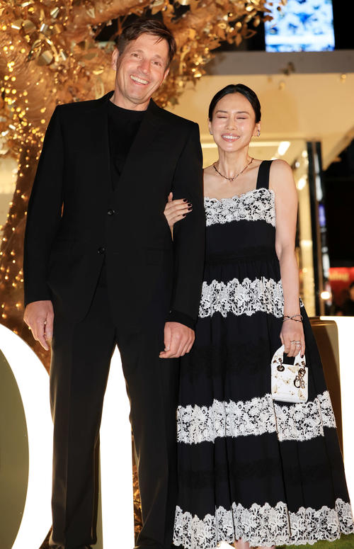 「ディオールホリデーポップアッププレビュー」で仲むつまじい様子の中谷美紀、ティロ・フェヒナー夫妻（撮影・浅見桂子）