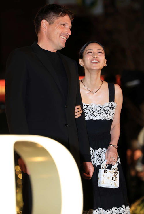 「ディオールホリデーポップアッププレビュー」で仲むつまじい様子の中谷美紀、ティロ・フェヒナー夫妻（撮影・浅見桂子）