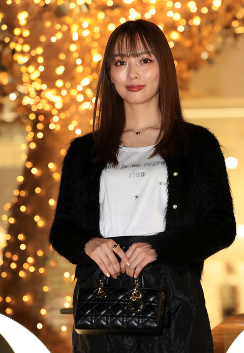 「ディオールホリデーポップアッププレビュー」でポーズをとる内田理央（撮影・浅見桂子）