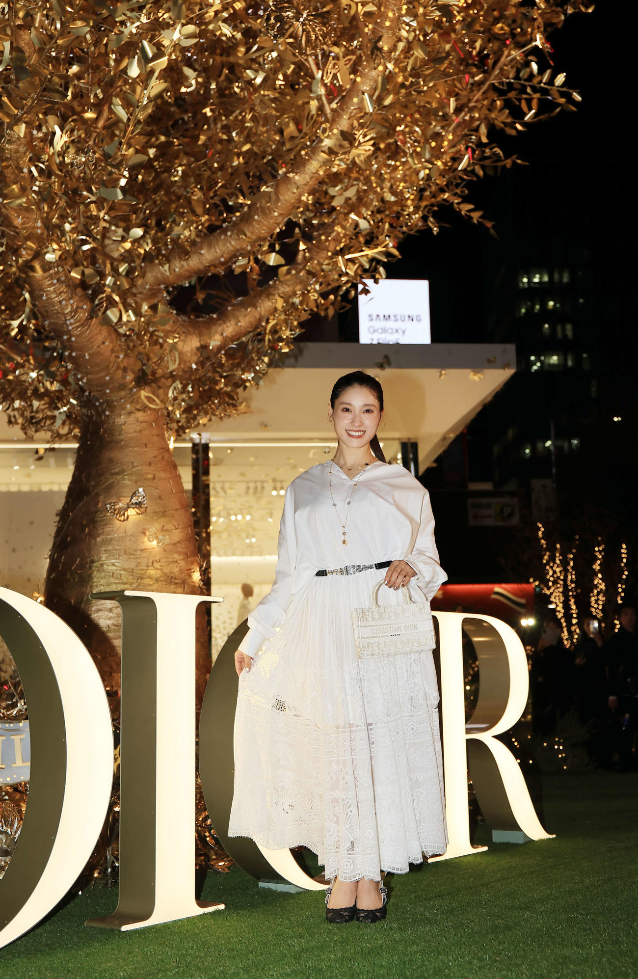 「ディオールホリデーポップアッププレビュー」でポーズをとる土屋太鳳（撮影・浅見桂子）