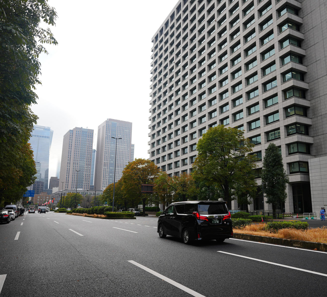 判決を受け、東京地裁を出る市川猿之助被告を乗せたと思われる車＝午後3時8分（撮影・江口和貴）