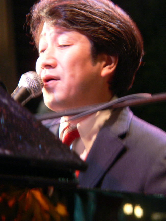 ライブを行うKANさん（2007年11月8日撮影）