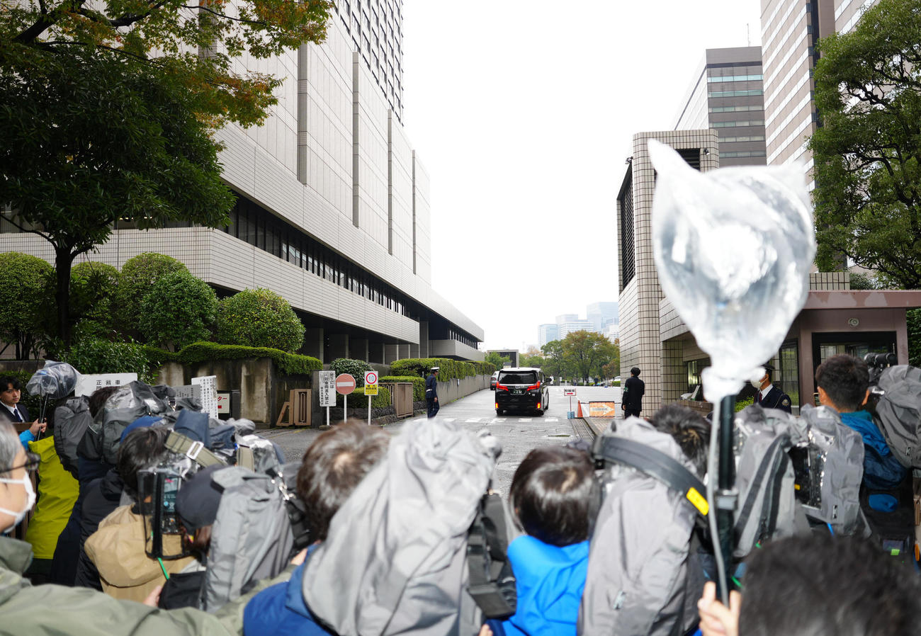 東京地裁に入る市川猿之助被告を乗せたと思われる車＝午後2時13分（撮影・江口和貴）