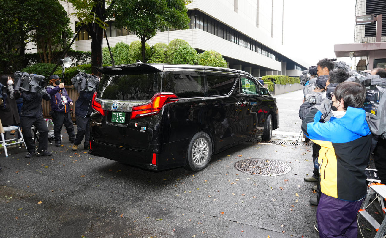 東京地裁に入る市川猿之助被告を乗せたと思われる車＝午後2時13分（撮影・江口和貴）