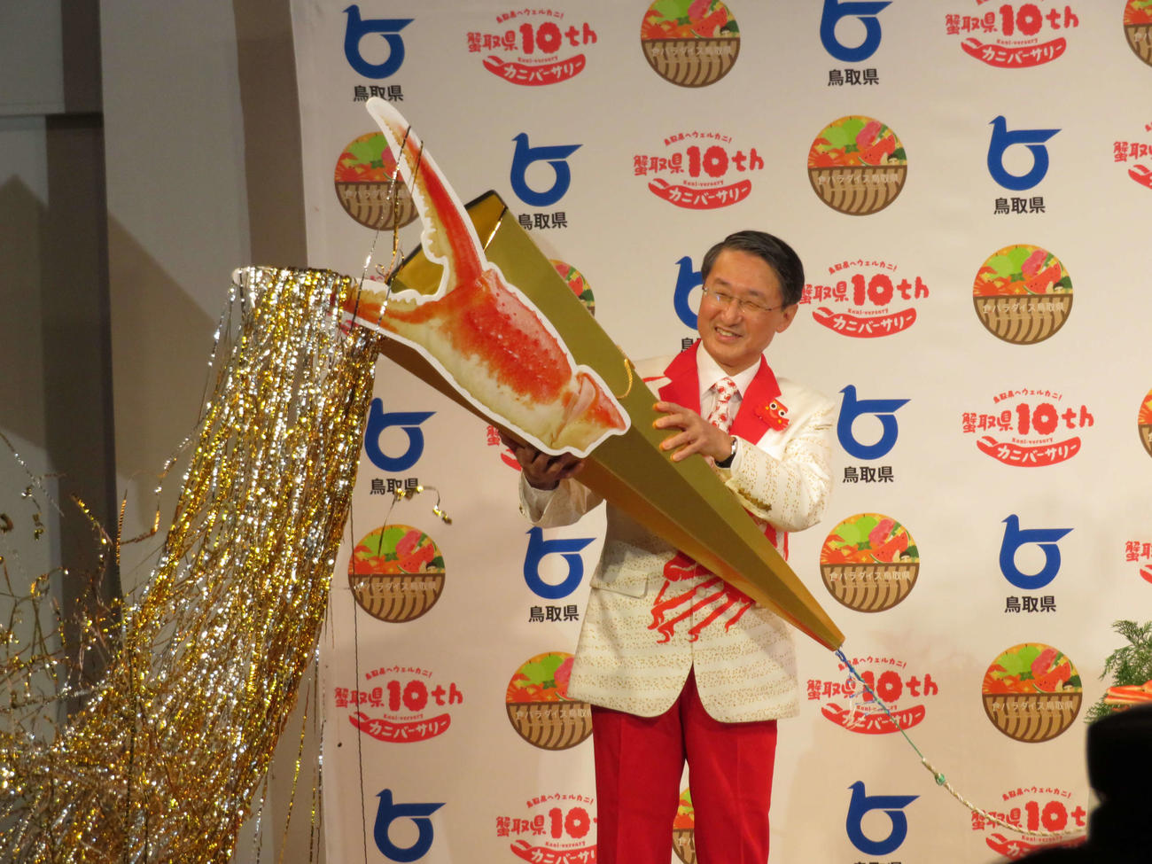 「ウェルカニtoカニバーサリーパーティー」に出席した平井伸治鳥取県知事＝2023年11月17日