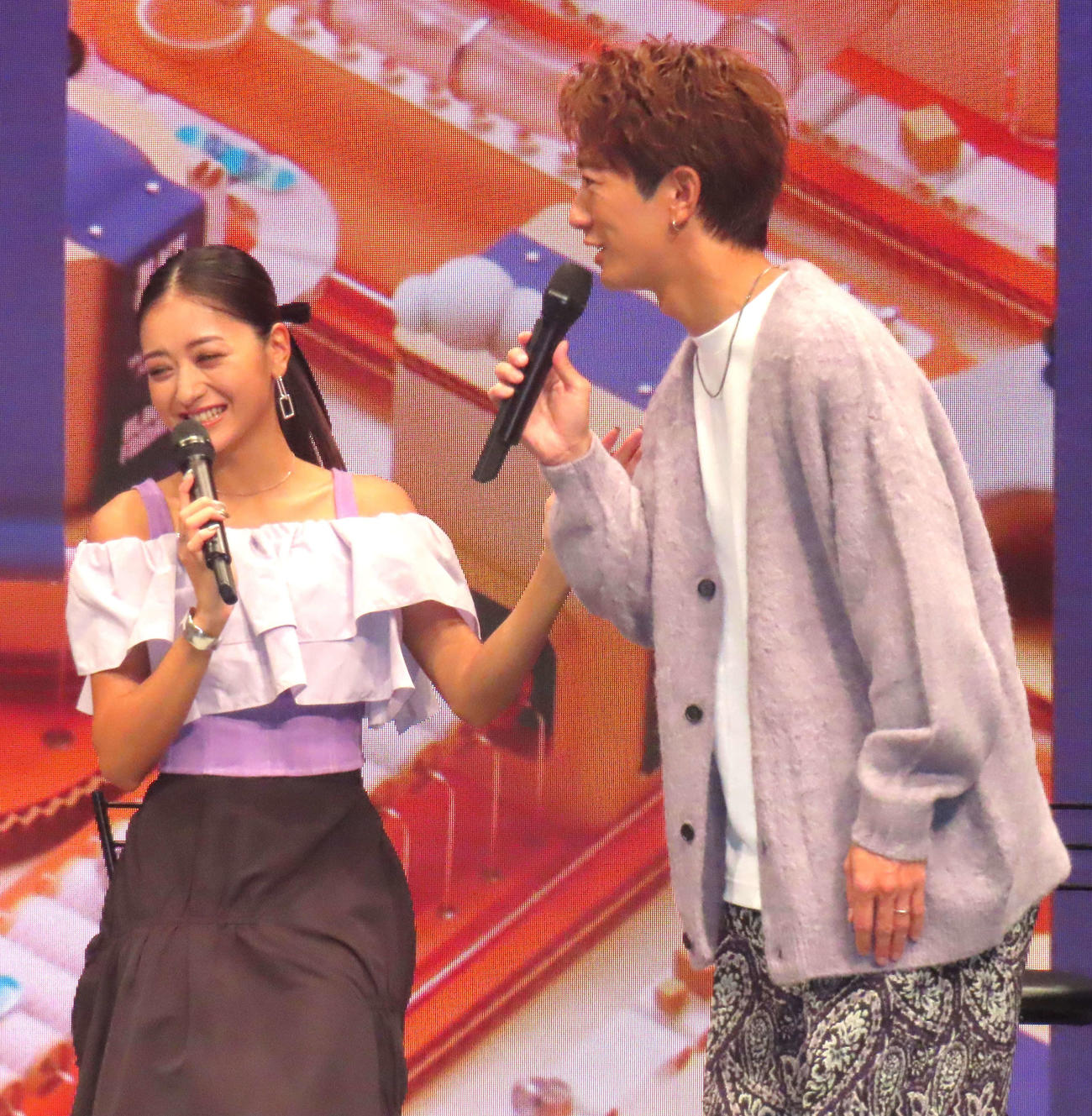趣味の話題で前のめりになる大倉士門（右）を抑える池田美優