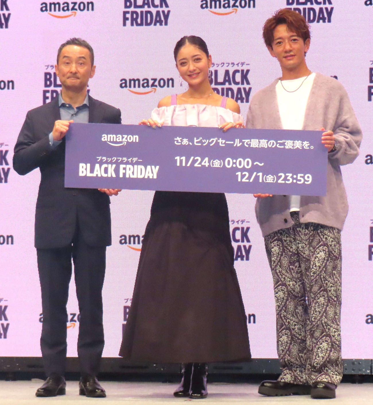「Amazon　ブラックフライデー」記者発表会に出席した、左からAmazon鈴木浩司氏、池田美優、大倉士門