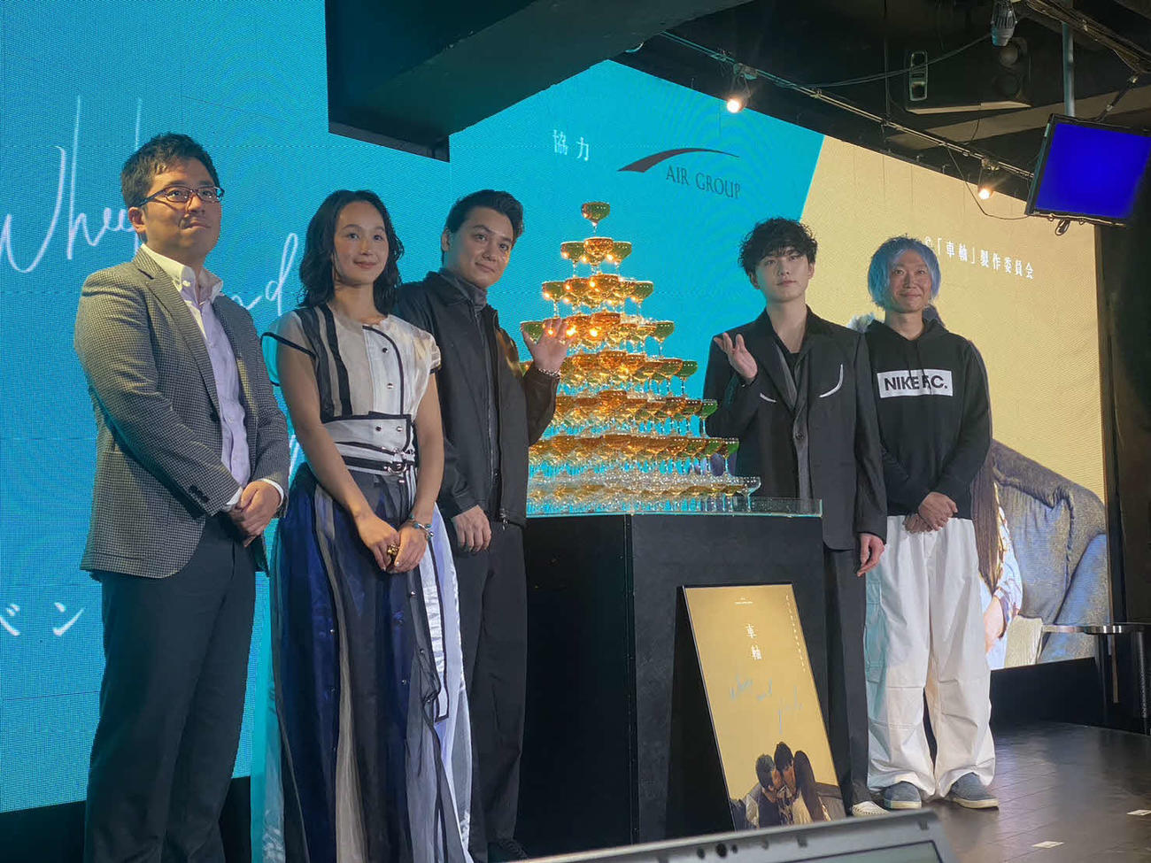 映画「車軸」公開初日記者会見イベントに登壇した左から、松本准平監督、錫木うり、矢野聖人、水石亜飛夢、小佐野氏（撮影・加藤理沙）