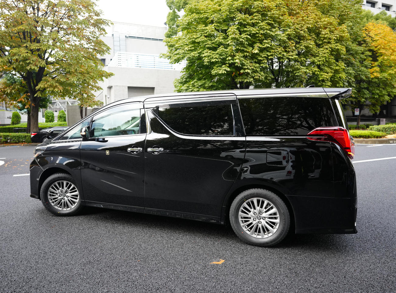 判決を受け、東京地裁を出る市川猿之助被告を乗せたと思われる車＝午後3時8分（撮影・江口和貴）