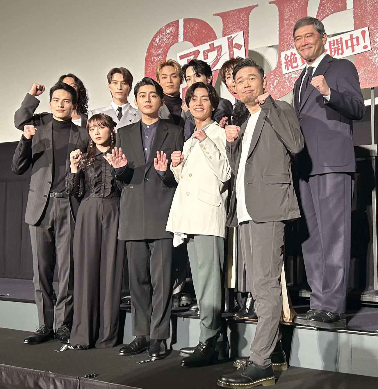 映画「OUT」初日舞台あいさつに登壇した、主演の倉悠貴（前列左から3人目）ら（撮影・松尾幸之介）