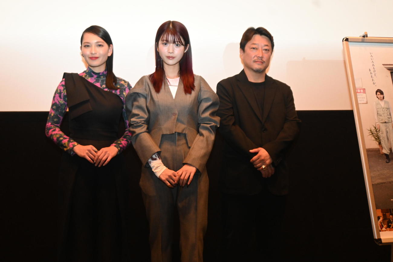 大阪での初日舞台あいさつに登壇した左から北村優衣、馬場ふみか、仁同正明監督（撮影・松浦隆司）