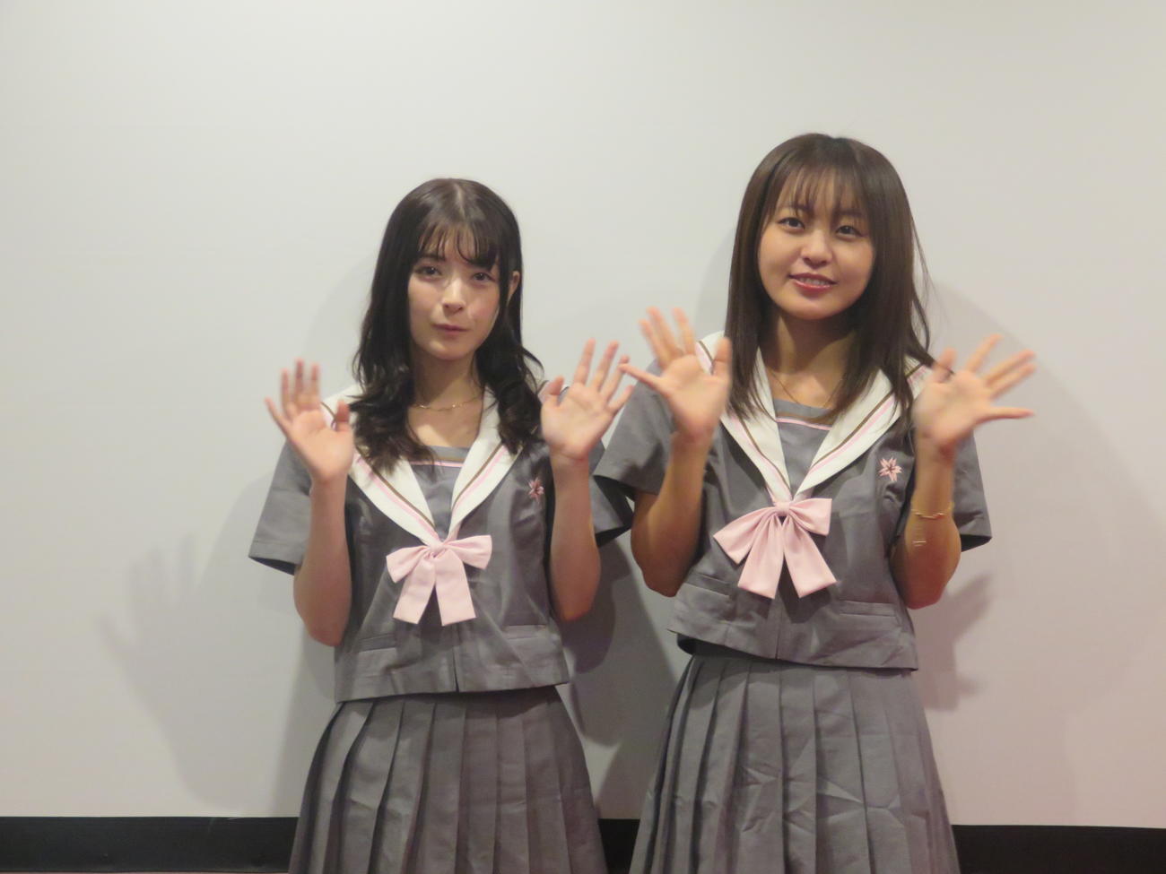 映画「学園探偵薔薇戦士　放課後探偵始動～顔の無い乙女探せ～」の初上映会舞台あいさつに出席した木村葉月（左）と佐々木ちょこ