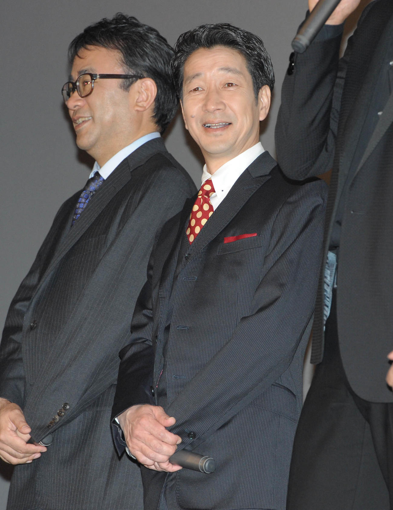 11年10月、映画「ステキな金縛り」初日舞台あいさつで笑顔を見せるKANさん。左は三谷幸喜氏