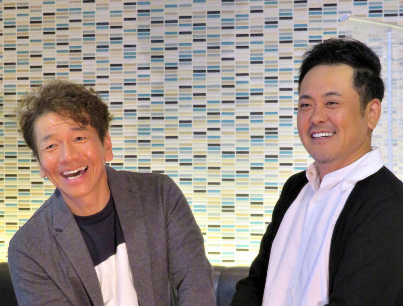 上田晋也（左）と有田哲平（2021年10月撮影）