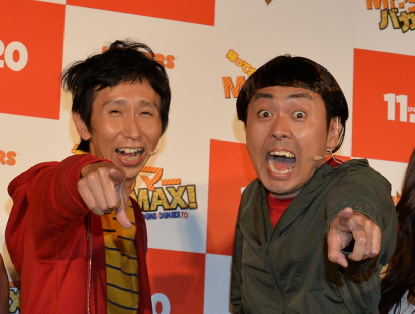 アンガールズの山根良顕（左）と田中卓志（2015年11月撮影）