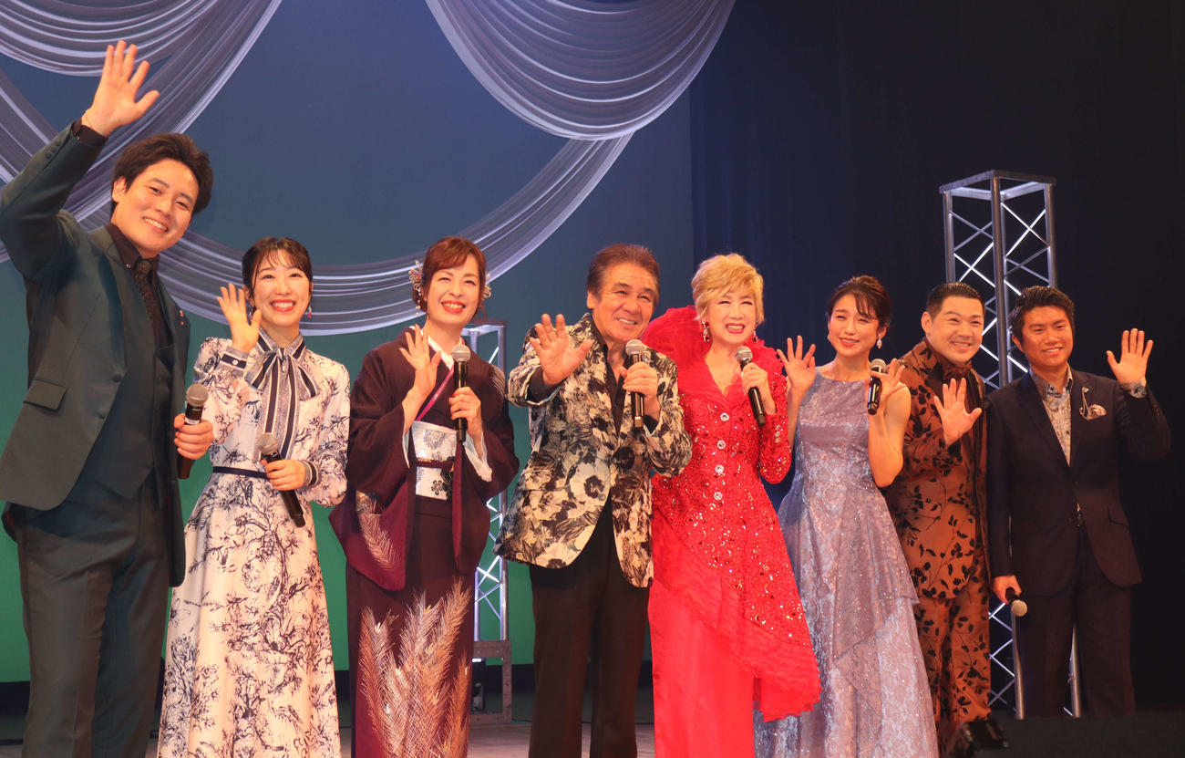 「クラウンミュージック・フェスティバル2023」に出演した、左から木村徹二、津吹みゆ、瀬口侑希、鳥羽一郎、瀬川瑛子、川野夏美、大江裕、一条貫太