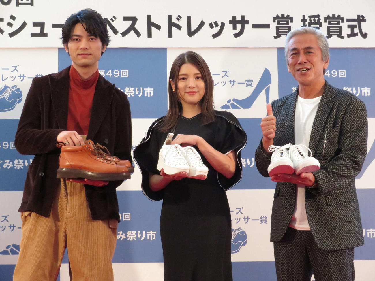 「日本シューズベストドレッサー賞」授賞式に出席した左から板垣瑞生、川島海荷、寺島進
