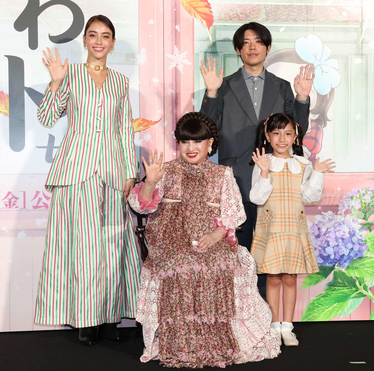 映画「窓ぎわのトットちゃん」の舞台あいさつで写真に納まる、後列左から時計回りに滝沢カレン、八鍬新之介監督、大野りりあな、黒柳徹子（撮影・丹羽敏通）